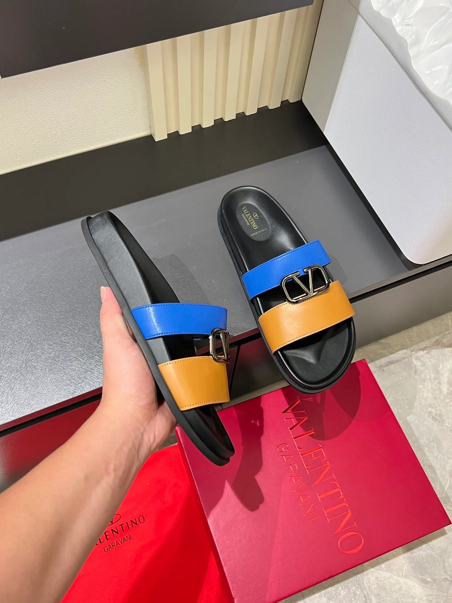 Men's shoes 💰p300 VALENTINO Men's 🧍‍♂️ Spring and summer new style metal logo flat slippers, elegant sandals, the same style worn by celebrities, original molding, imported calfskin. Rubber outsole. Soft and durable, full set of counter packaging size: 39-44 (.45.46 customized)